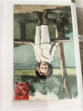 Carte postale ancienne enfant chapeau timbre rouge CPA début XXe vintage