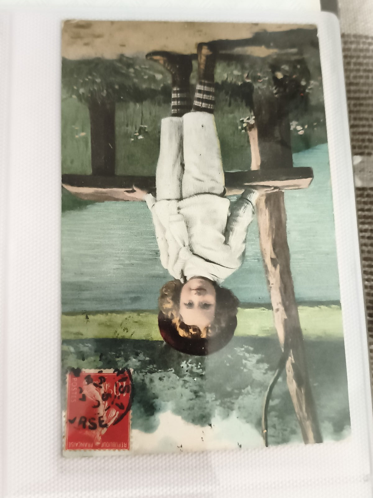 Carte postale ancienne enfant chapeau timbre rouge CPA début XXe vintage