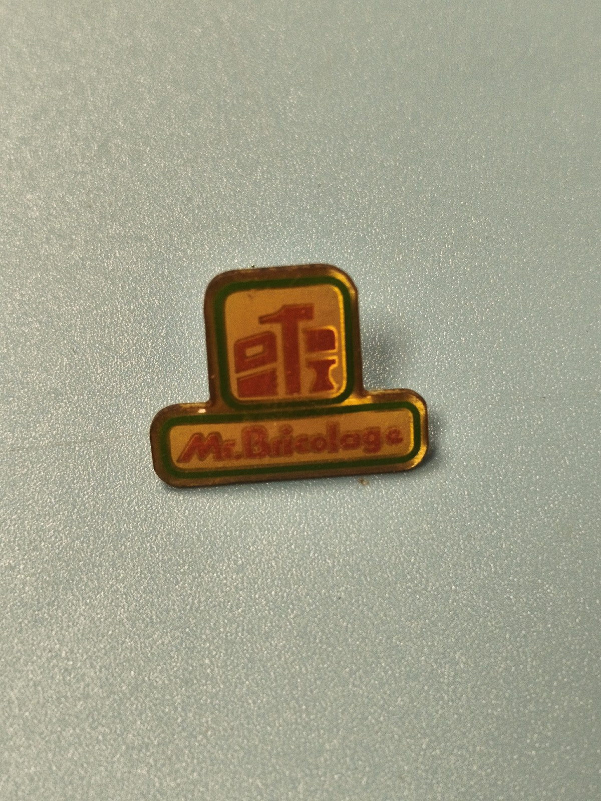 Pin's vintage Mr Bricolage logo ancien, collection publicitaire rare