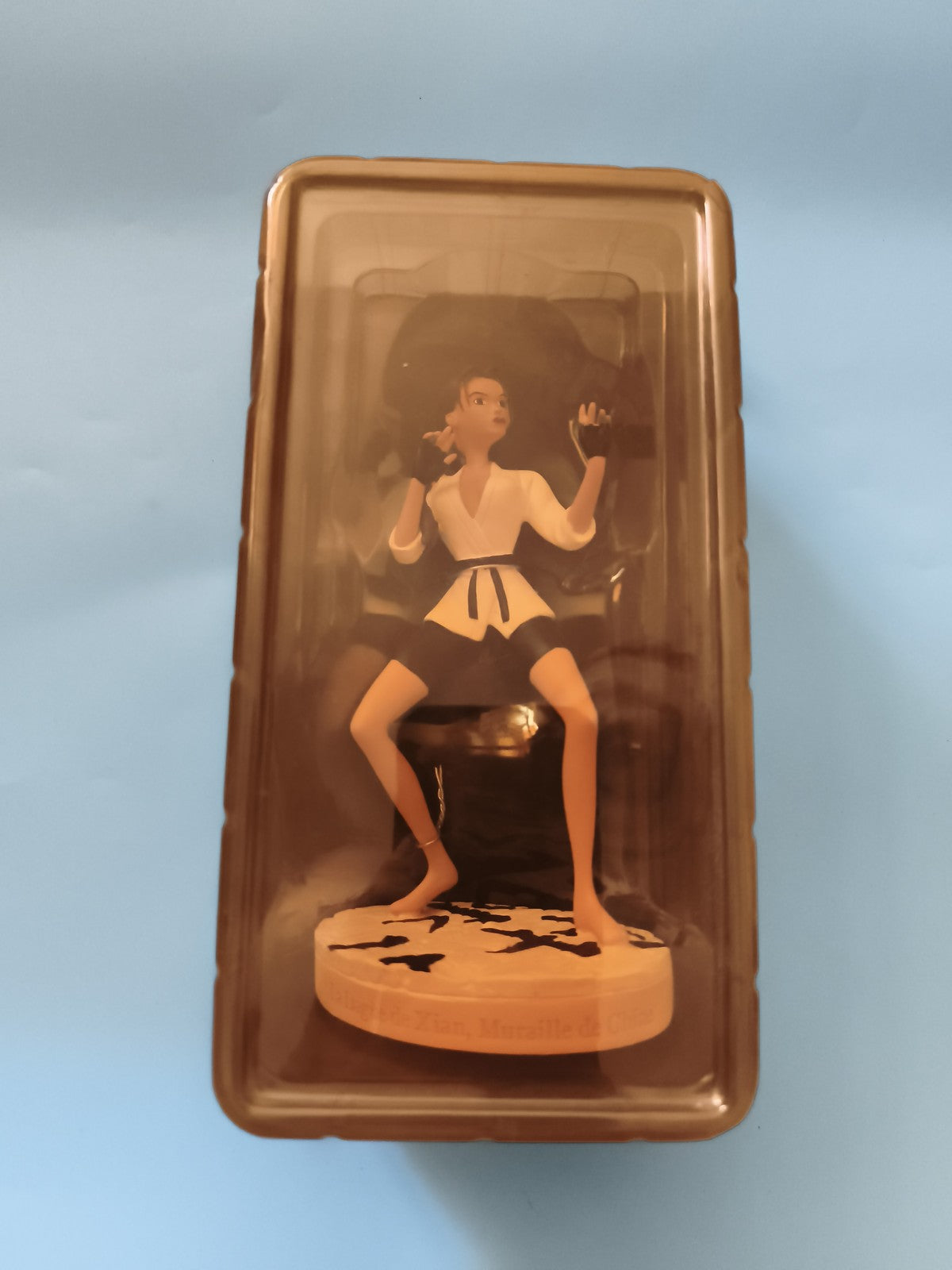 Figurine Tomb Raider Lara Croft tenue blanche socle décor Chine