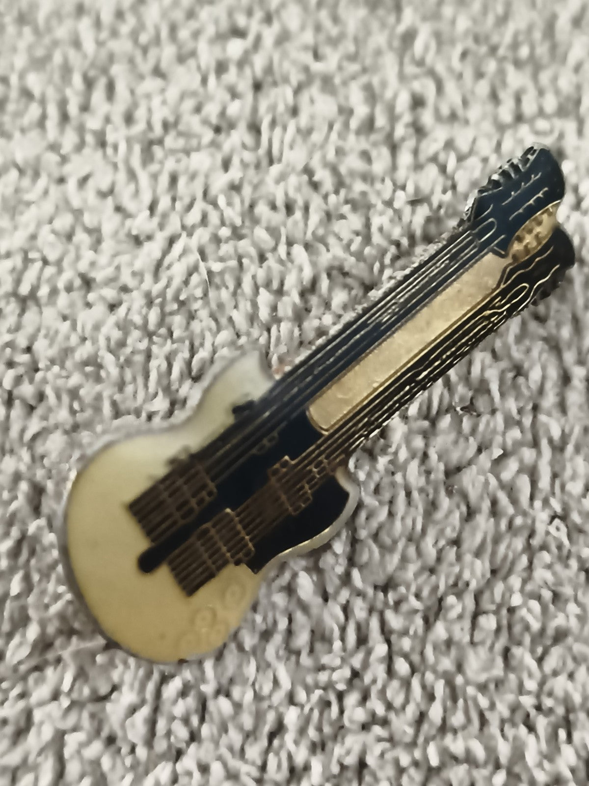 Pin's vintage guitare double manche noir doré, badge musique rock (Ref 4)
