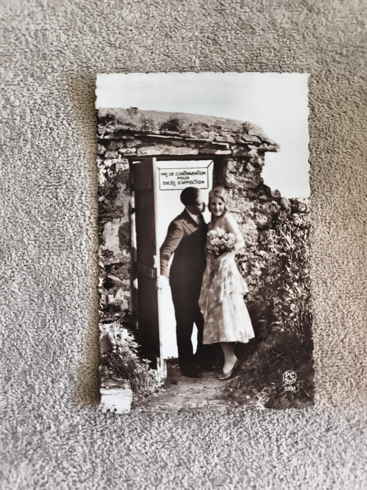 Carte photo humour mariage couple porte inscription CPA