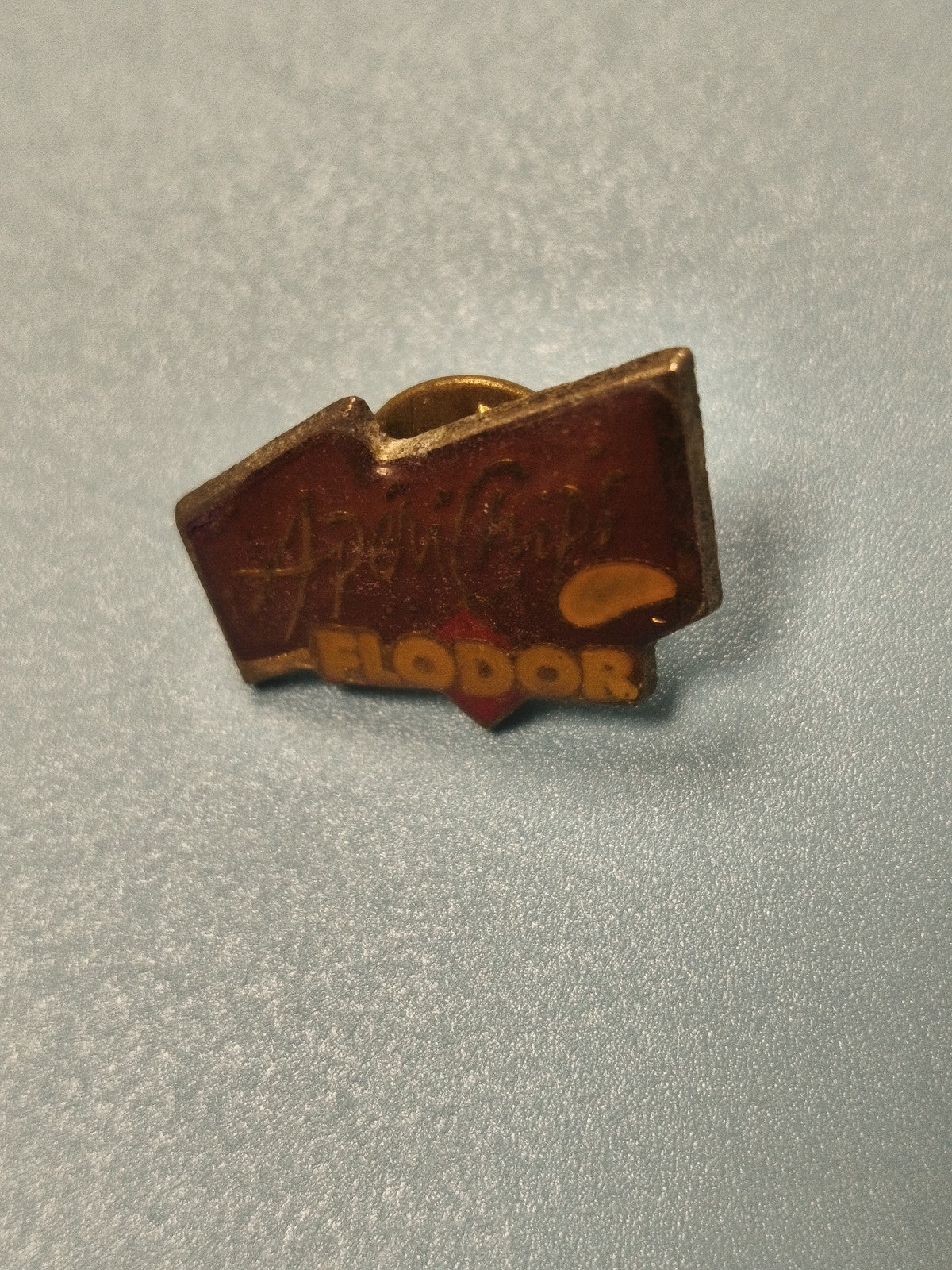 Vintage pin's Flodor publicitaire rouge forme rectangulaire ancien collection