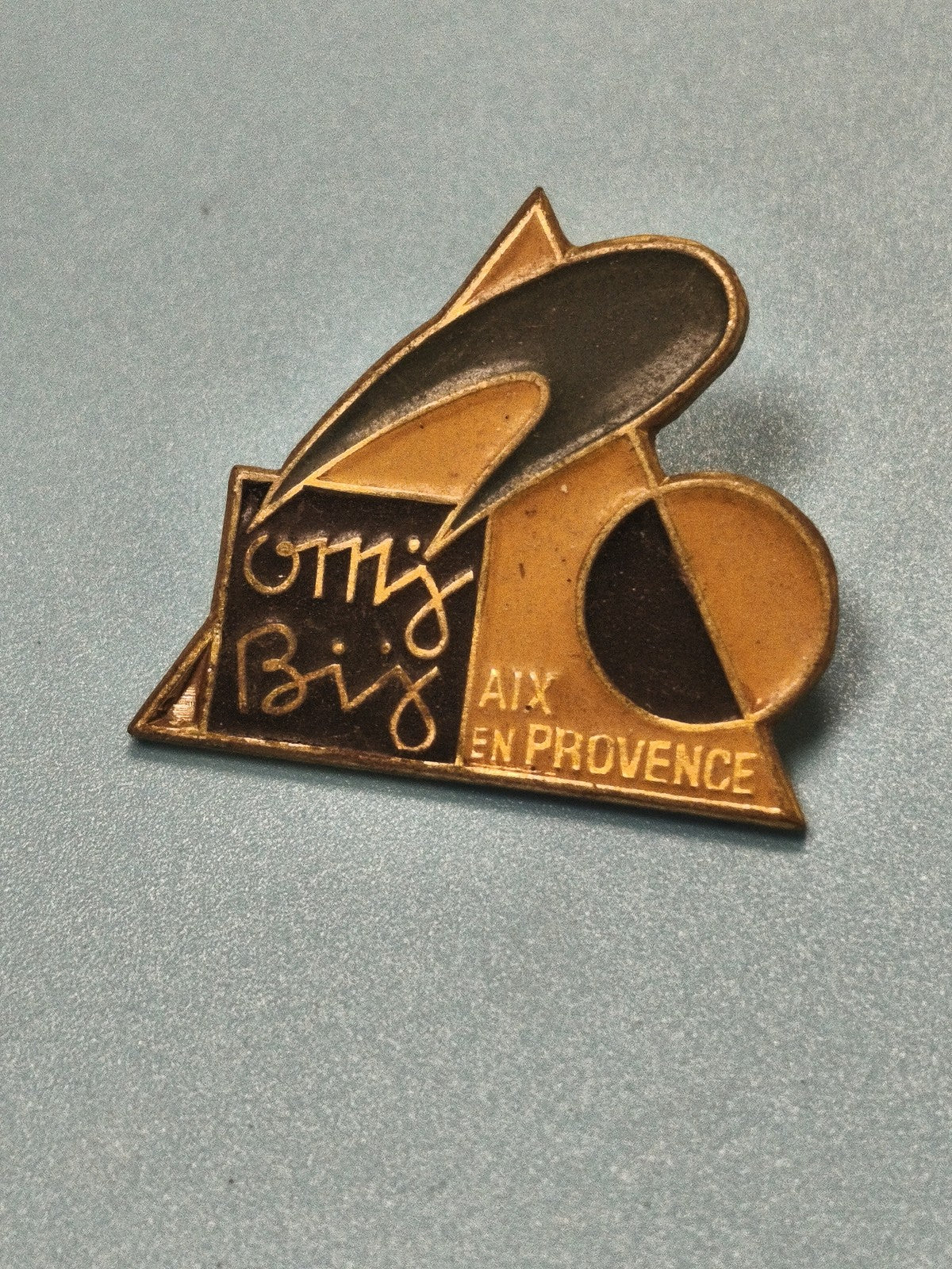 Pin's vintage Aix-en-Provence géométrique bronze et noir collection rétro