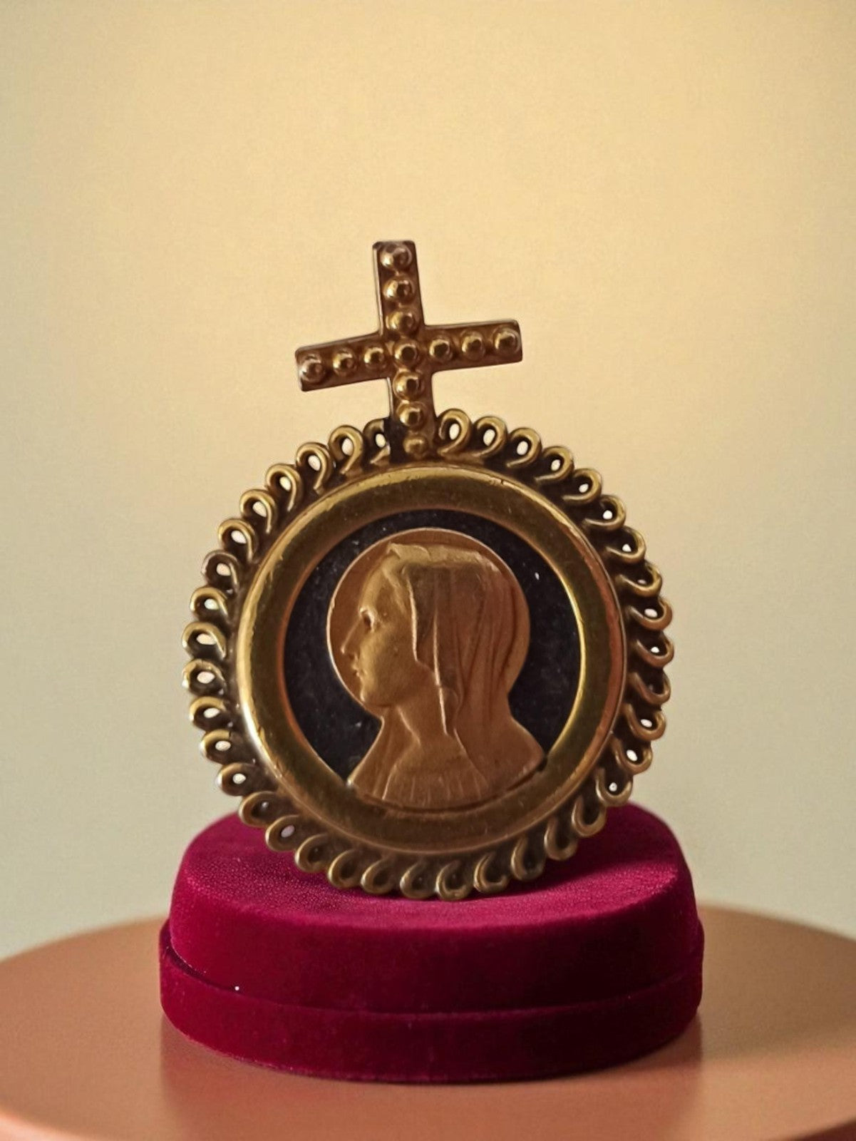 Croix catholique ancienne vintage plaquée or, objet religieux rétro collection
