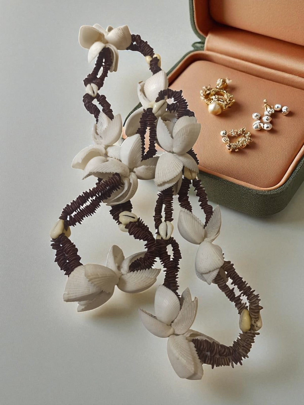 Collier vintage en coquillages blancs et bruns, bijou ancien rétro déco