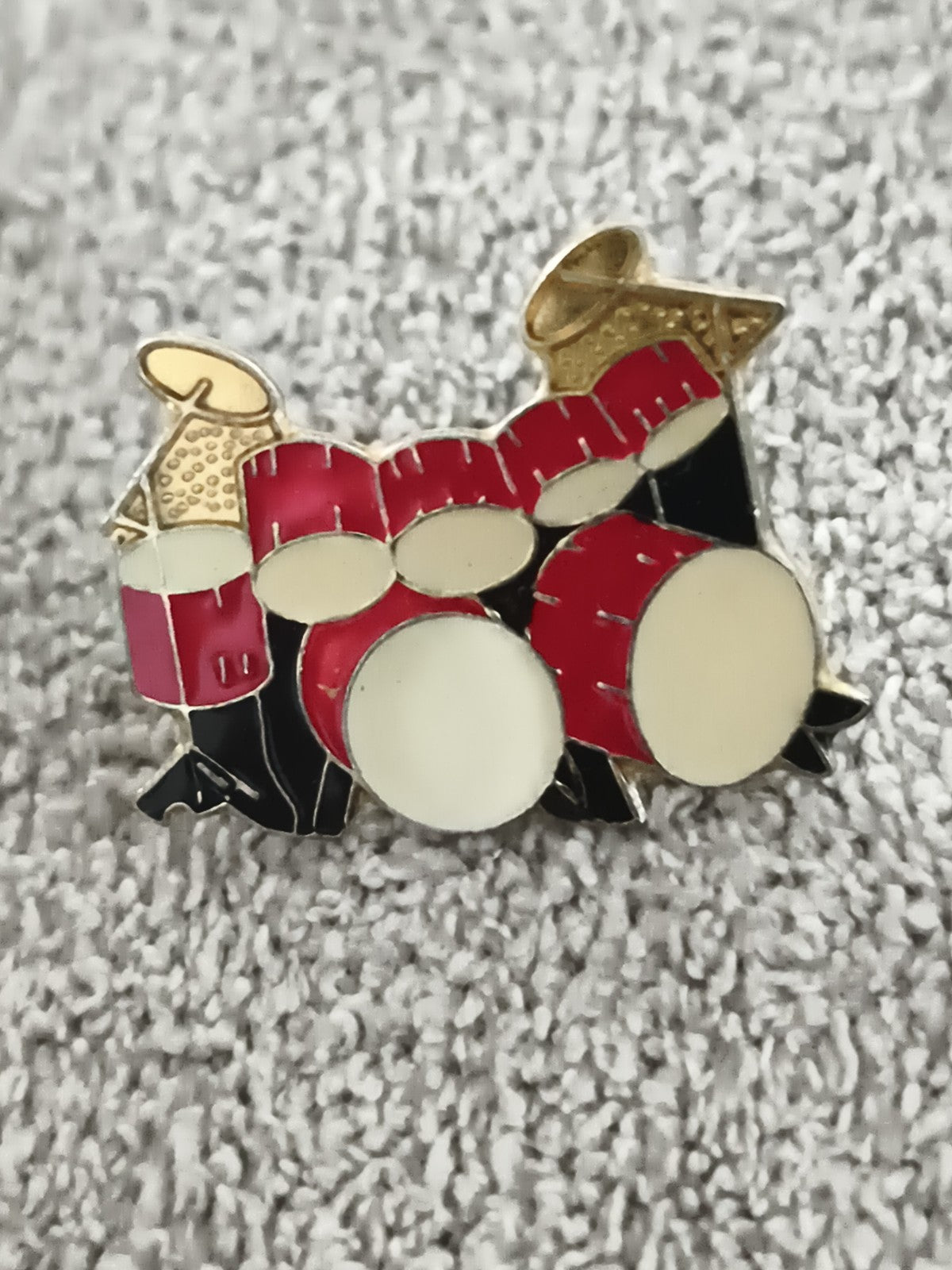 Pin's vintage batterie rouge noir doré, émail, instrument musique (Ref 9)