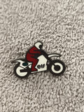 Pin's moto ELF vintage, pilote rouge, badge ancien course (Ref 4)