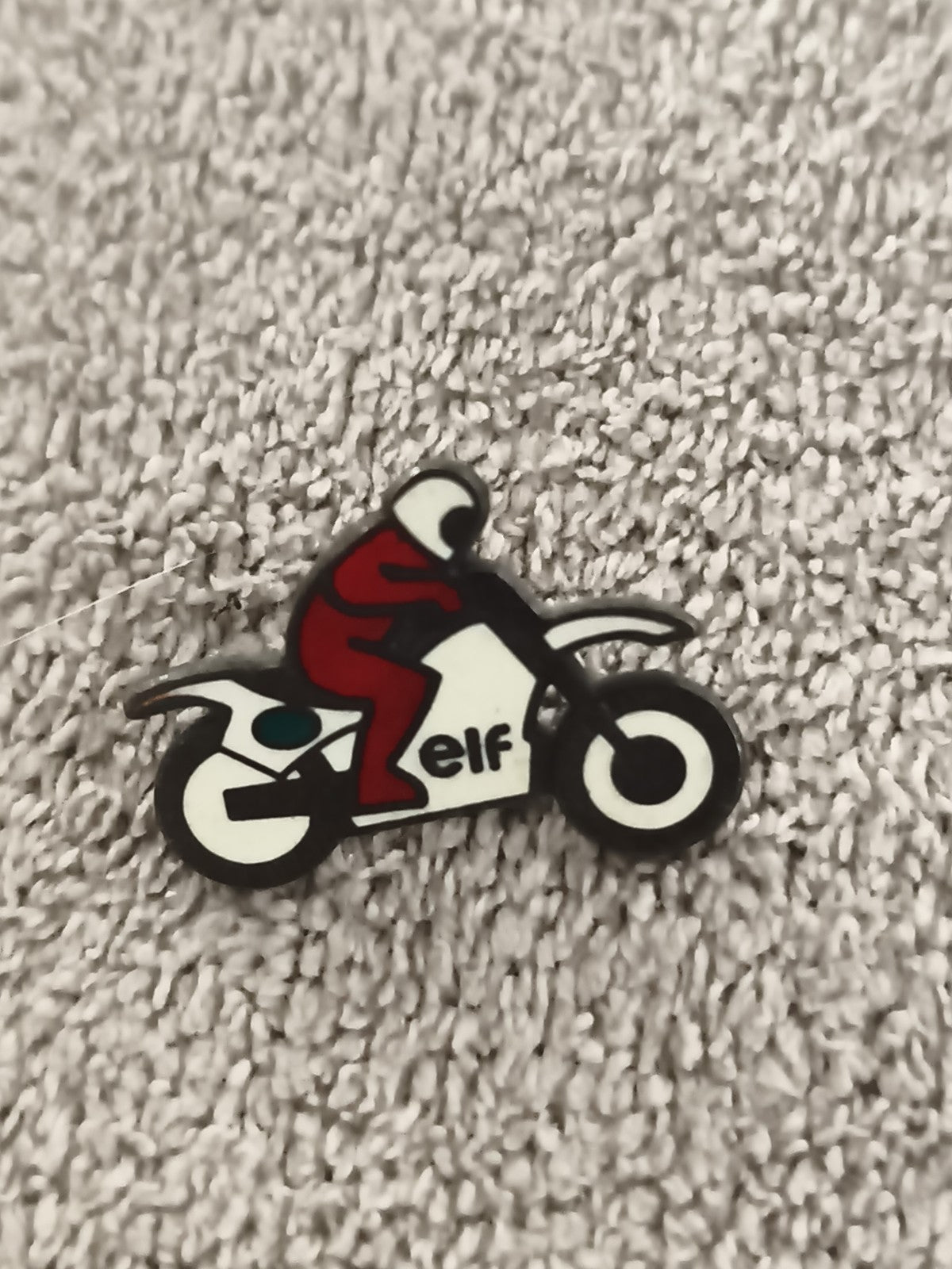 Pin's moto ELF vintage, pilote rouge, badge ancien course (Ref 4)