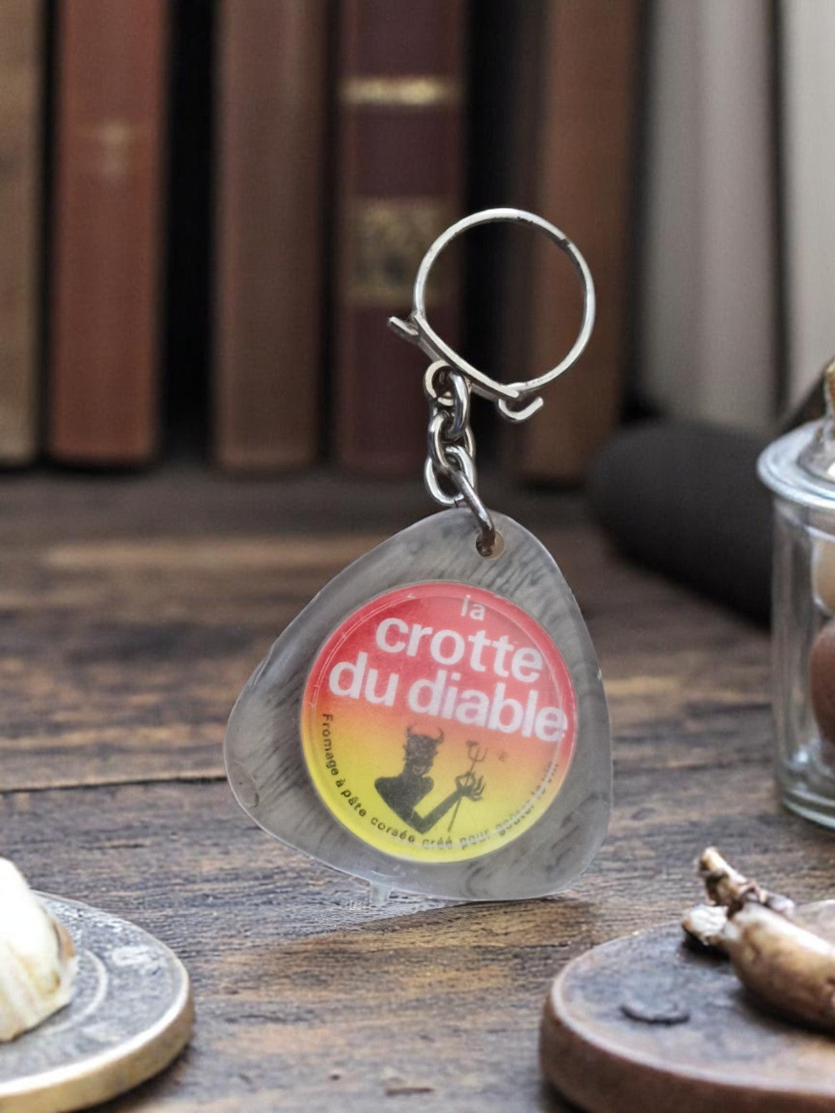 Porte-clés vintage publicitaire La Crotte du Diable rétro métal et résine transl