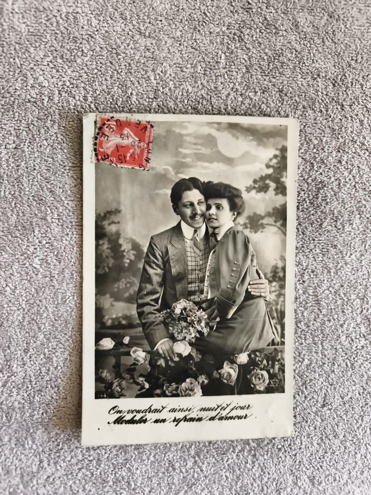 Carte postale ancienne photo couple romantique timbre rouge CPA