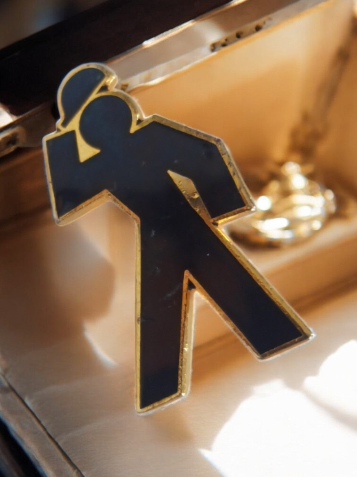 Pin's publicitaire vintage années 90 silhouette noire dorée