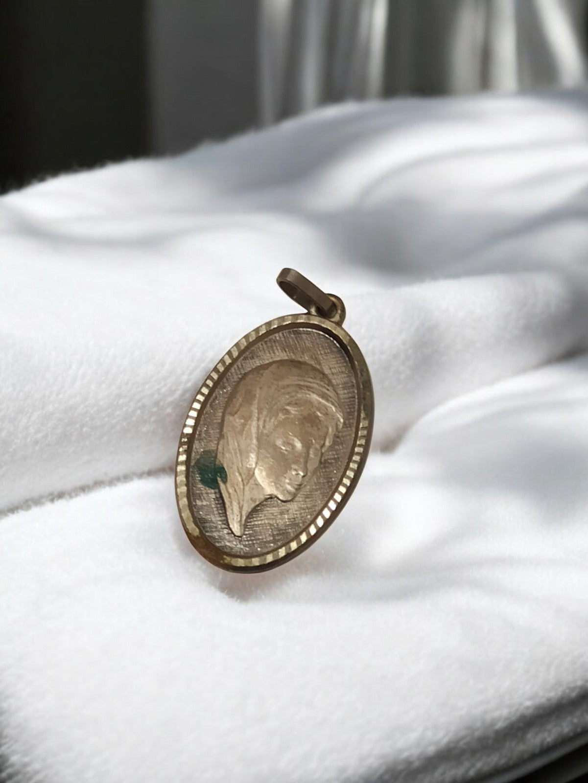 Médaille religieuse ancienne ovale dorée Vierge Marie vintage piété rétro