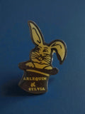Pin's vintage Arlequin & Sylvia lapin chapeau ancien badge publicitaire rétro