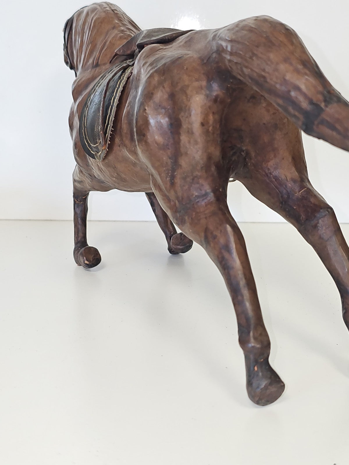 Figurine cheval ancien en cuir vintage années 70 déco rétro collection équestre