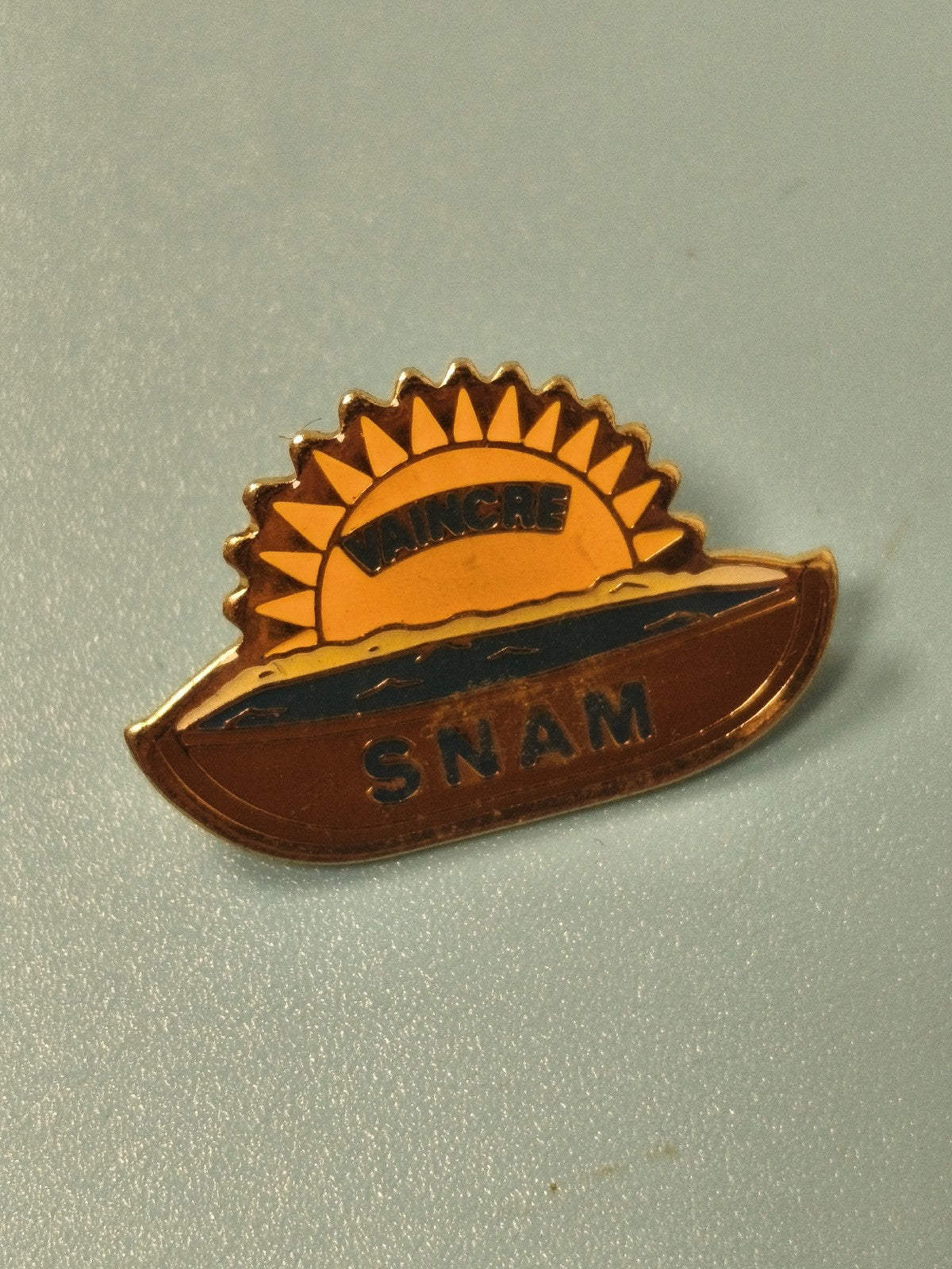 Vintage pin's SNAM ancien soleil orange inscription "Vaincre" collection Ref 13