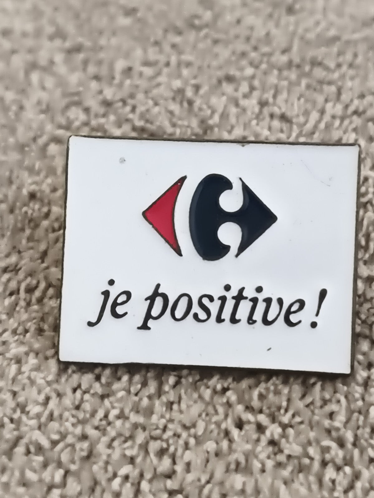Pin's vintage Carrefour logo ancien "je positive" badge publicitaire rétro