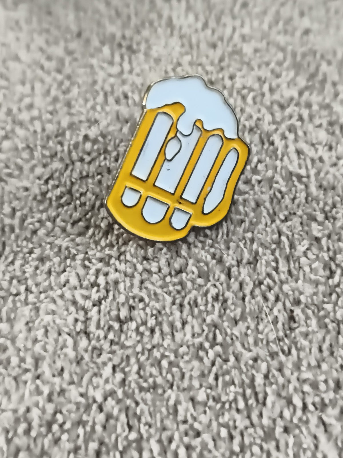 Pin's vintage chope de bière jaune émaillée rétro pub (Ref 6)