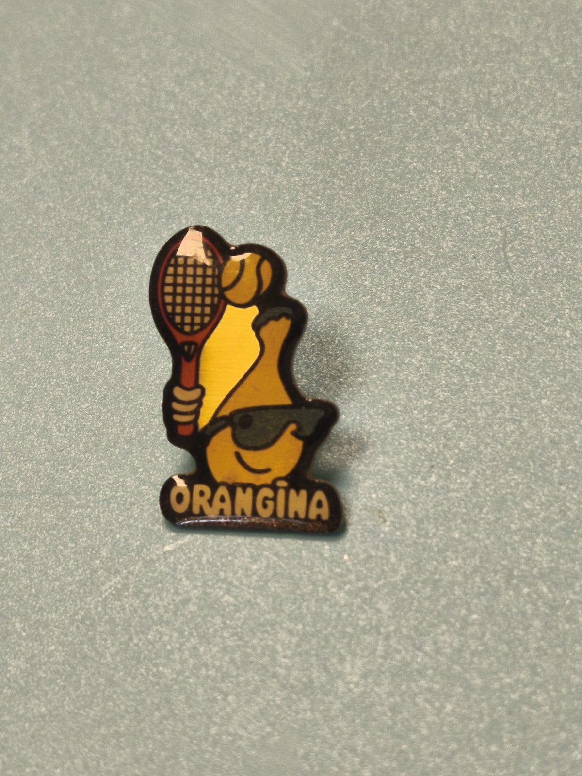 Pin's vintage Orangina tennis joueur lunettes jaune collection rétro (Ref 6)