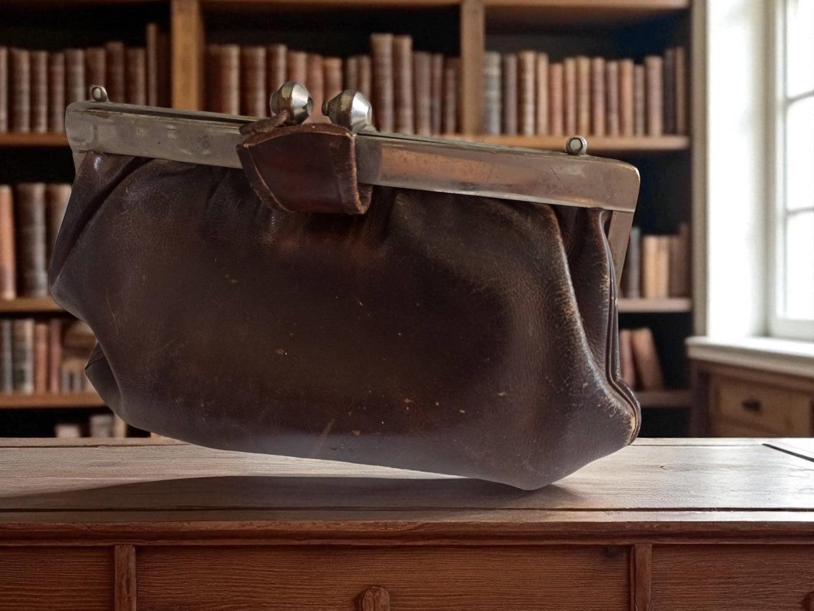 Sacoche ancienne vintage cuir marron, fermoir métal, rétro années 50-60
