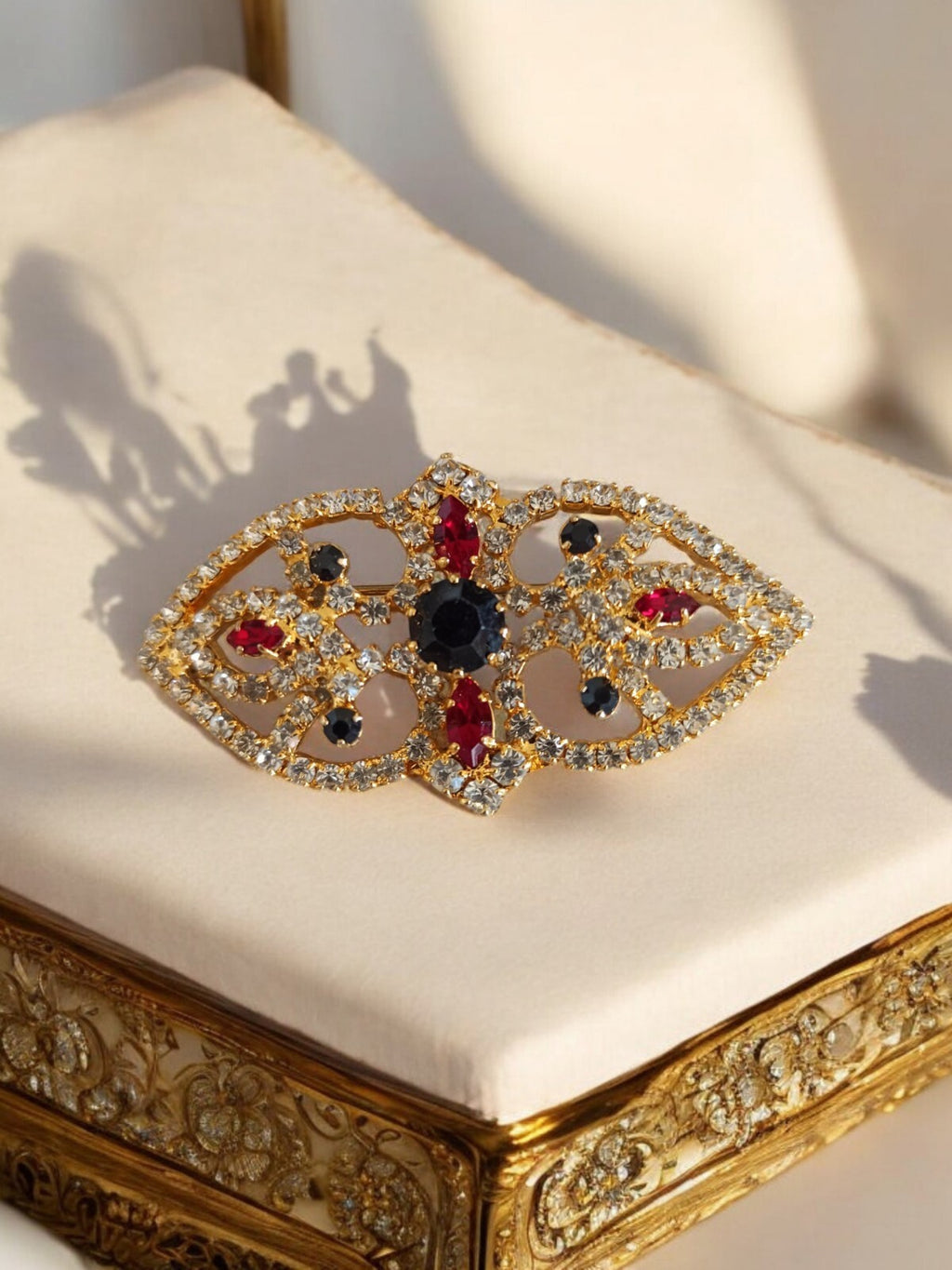 Broche vintage strass dorée motif baroque rouge noir – Bijou fantaisie femme