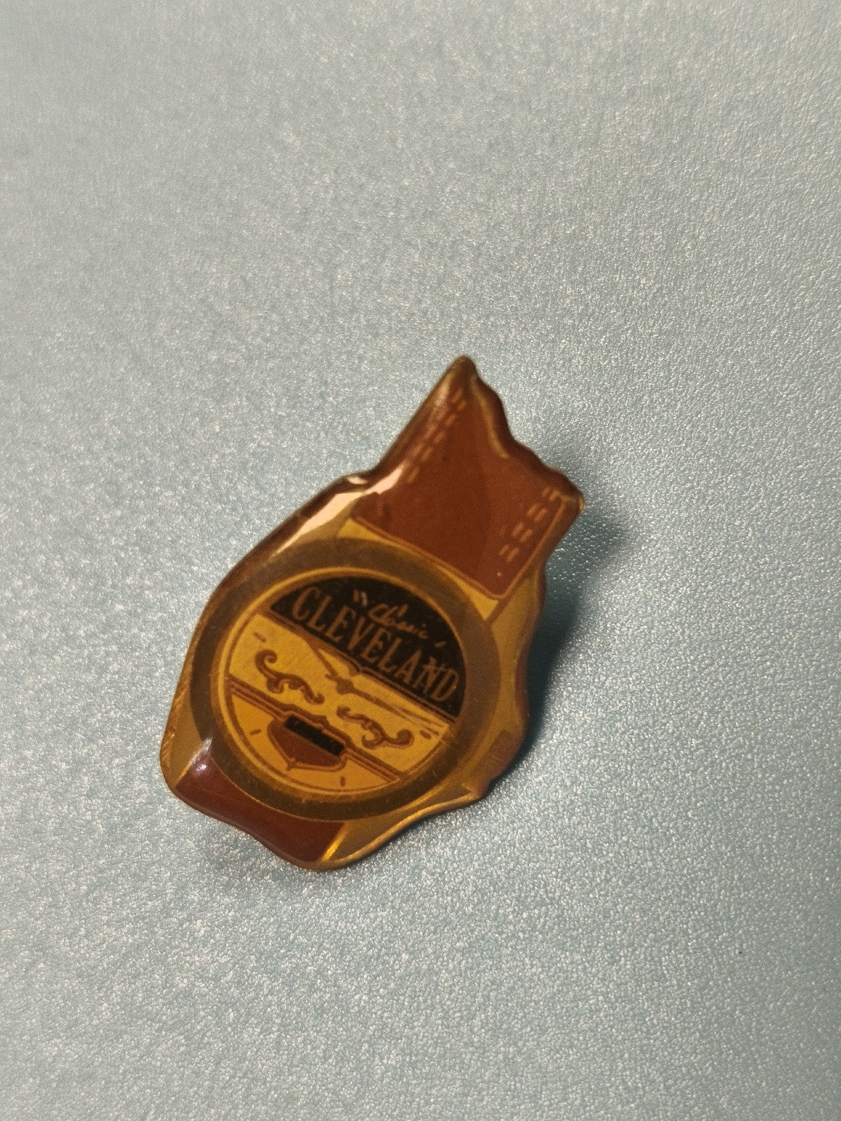 Vintage pin's Cleveland forme bouteille ambrée collection rétro USA