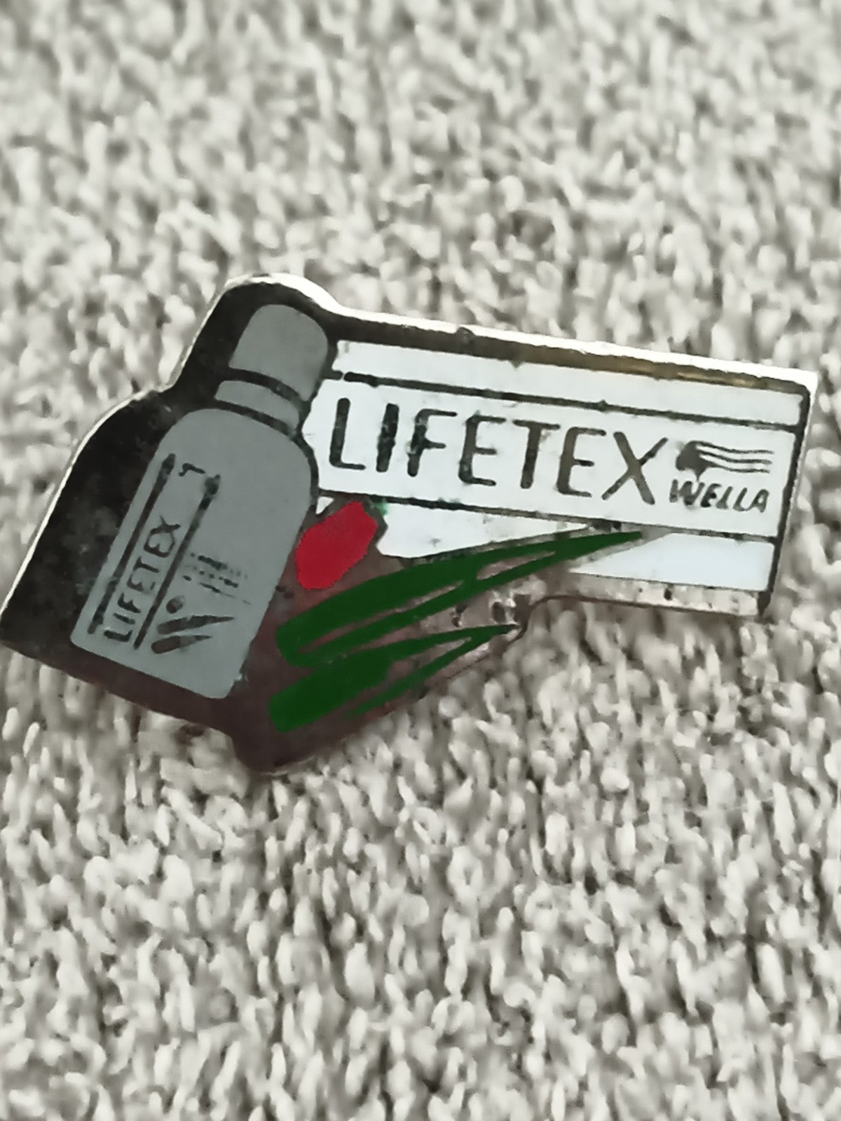 Pin's publicitaire vintage LIFETEX Wella, logo bouteille, années 90 (Ref 1)