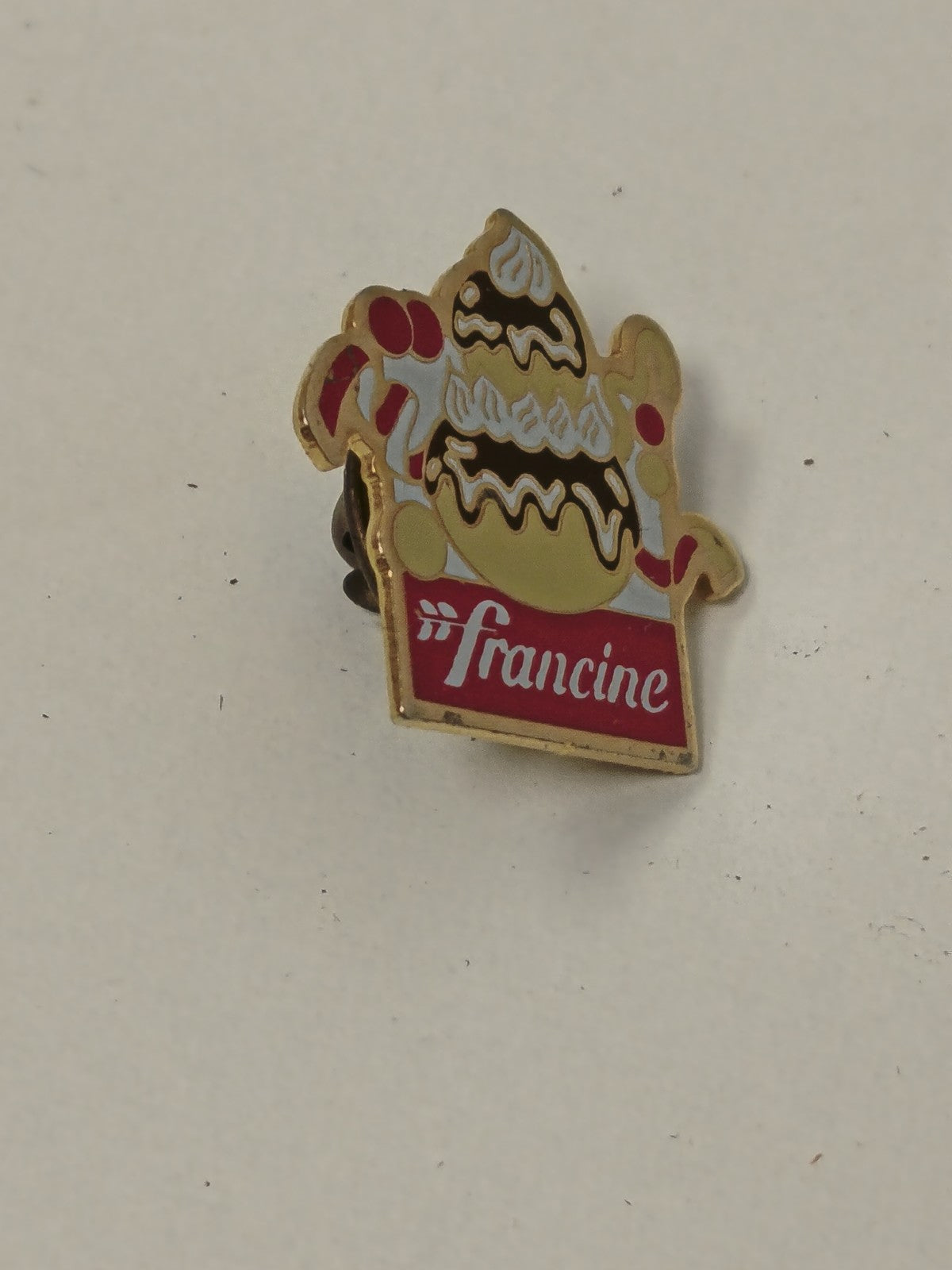 Pin's rétro vintage Francine ancien badge collection années 80 France