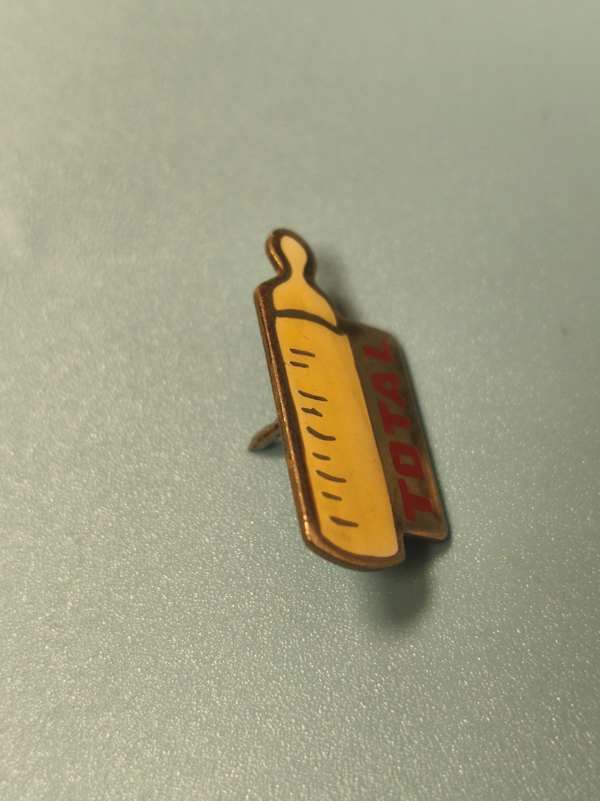 Vintage pin's publicitaire TOTAL biberon jaune collection badge ancien