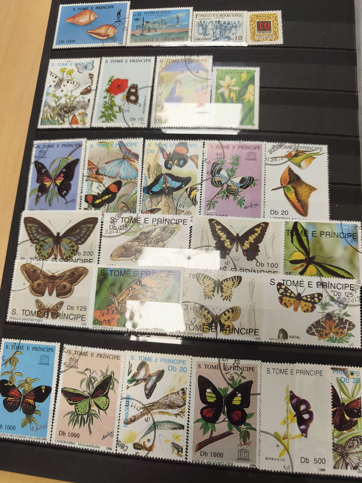 Lot de timbres S. Tomé e Príncipe animaux et nature, motifs papillons et fleurs