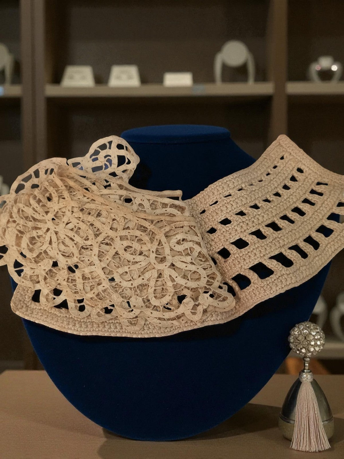 Col ancien dentelle brodée main années 1950 vintage rétro accessoire textile