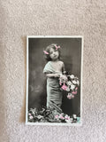 CPA fillette drapée fleurs colorisées papillons roses photographie