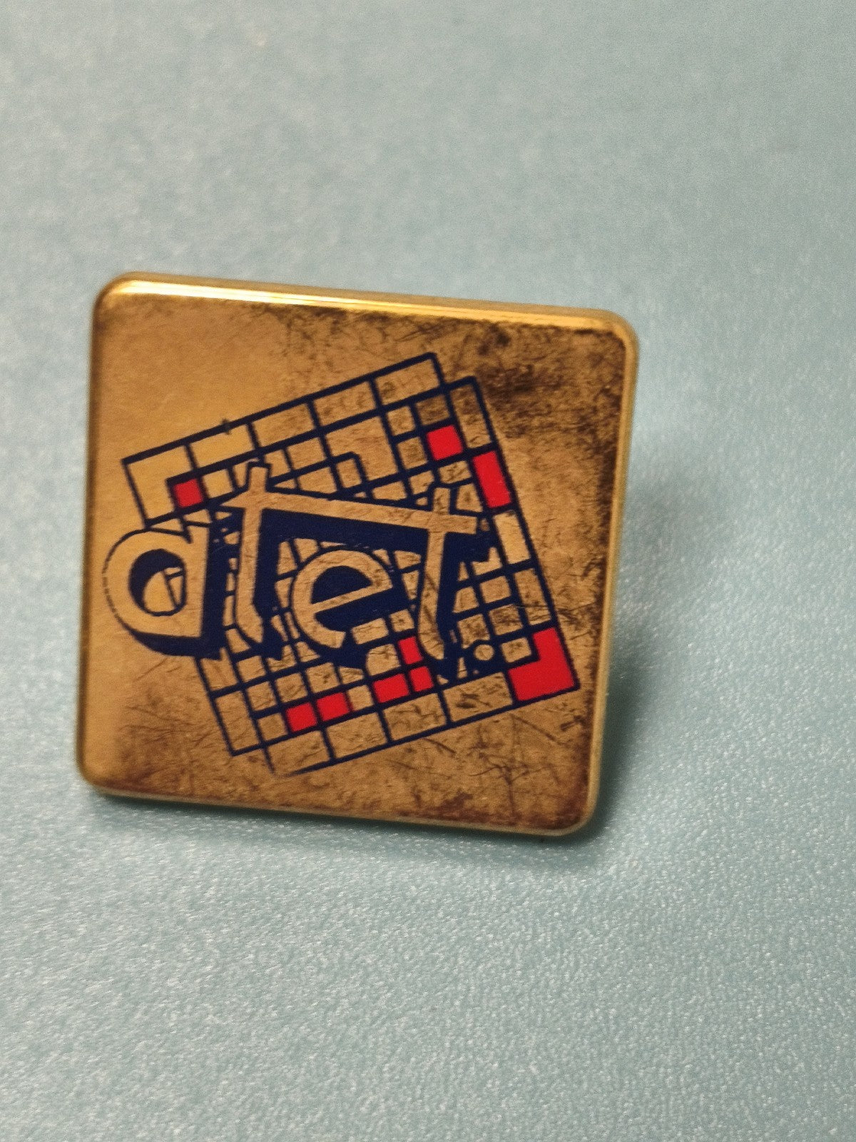 Vintage pin's atet carré motif graphique ancien collection rétro (Ref 19)