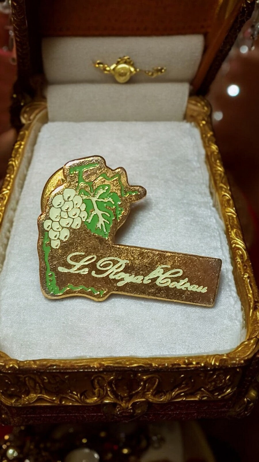 Pin's ancien Le Royal Coteau doré raisin rétro vintage badge