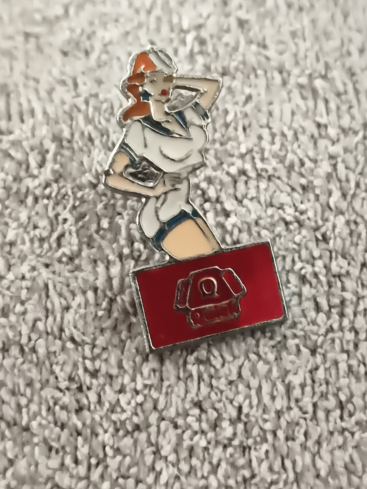 Pin's vintage femme pin-up téléphone rouge émail ancien badge années 90 (Ref 8)