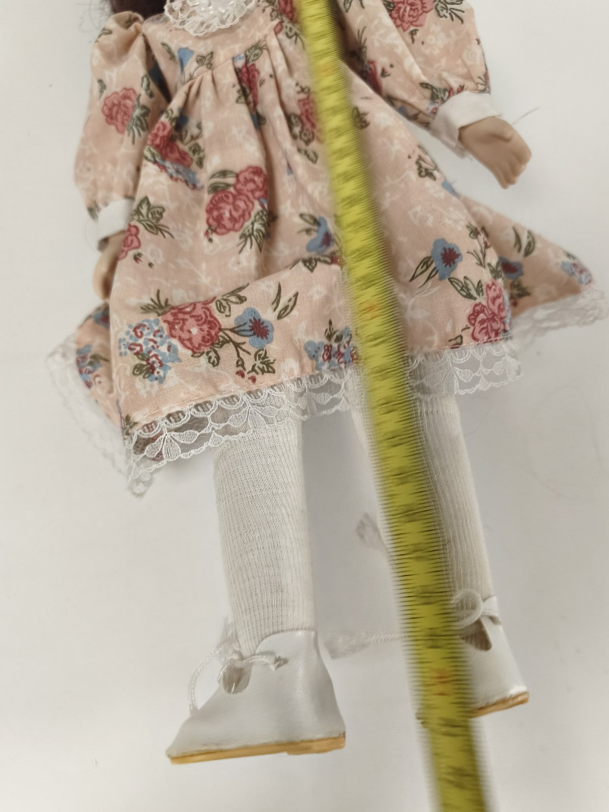 Poupée ancienne en tissu, robe fleurie, dentelle, yeux bleus, cheveux bruns