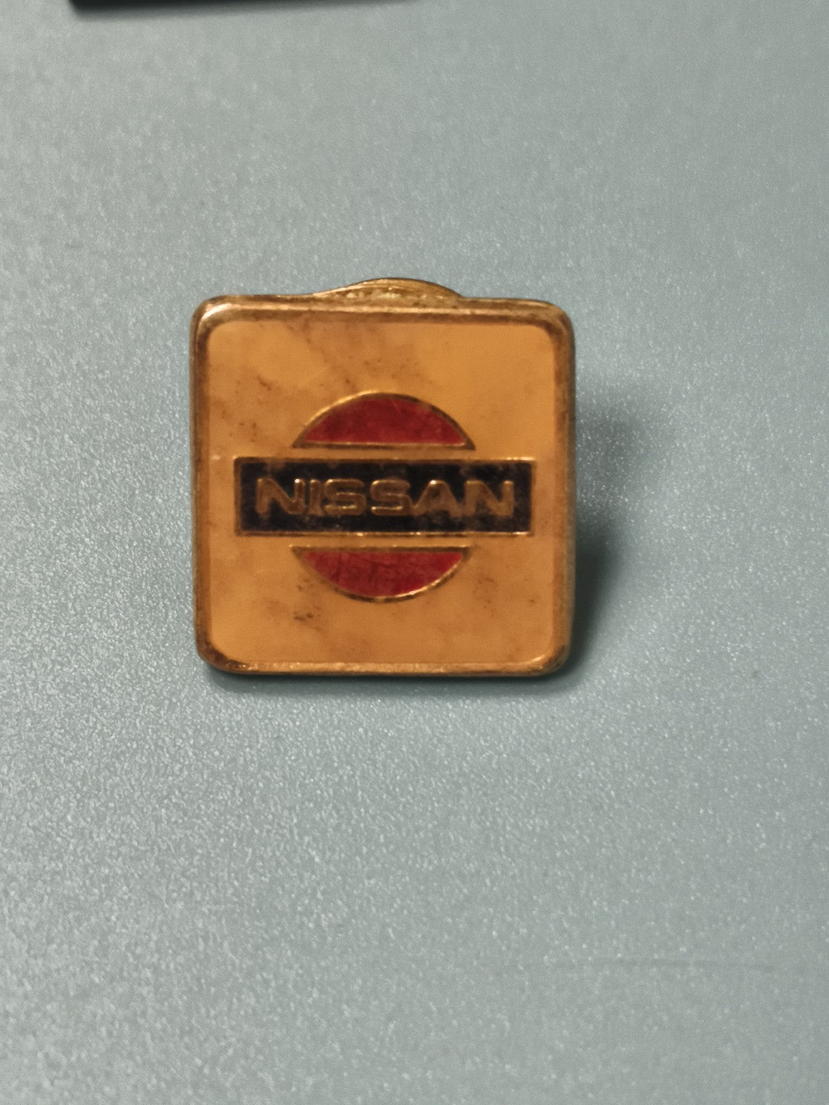 Vintage pin's Nissan logo carré doré ancien collection automobile