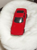 Véhicule miniature ancien rouge, voiture vintage rétro, modèle d'occasion