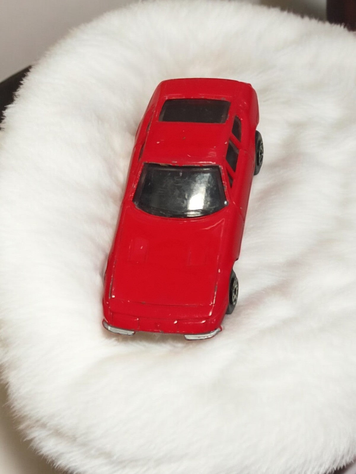 Véhicule miniature ancien rouge, voiture vintage rétro, modèle d'occasion