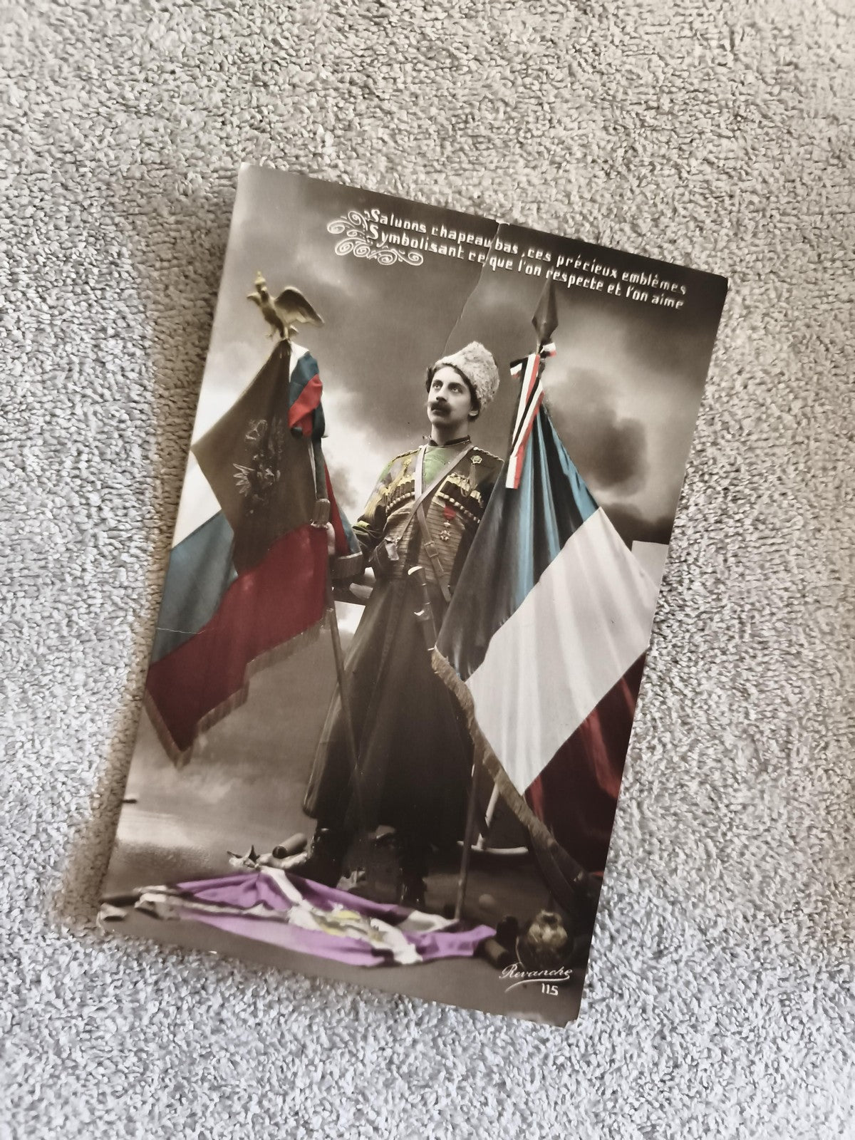 CPA patriotique militaire officier français, drapeaux tricolores, début XXe