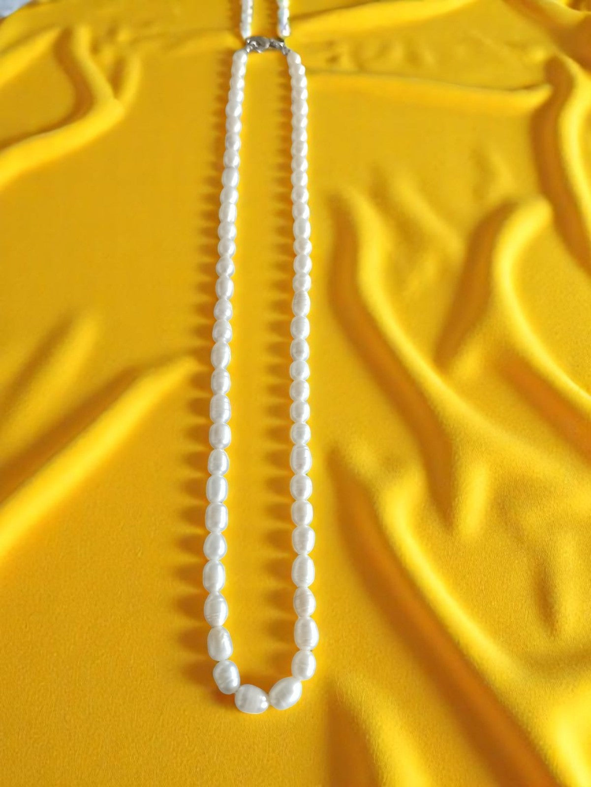 Collier perles de culture blanches vintage rétro, fermoir métal, élégant