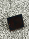 Pin's vintage rectangulaire fond bleu motif abstrait émaillé (Ref 3)