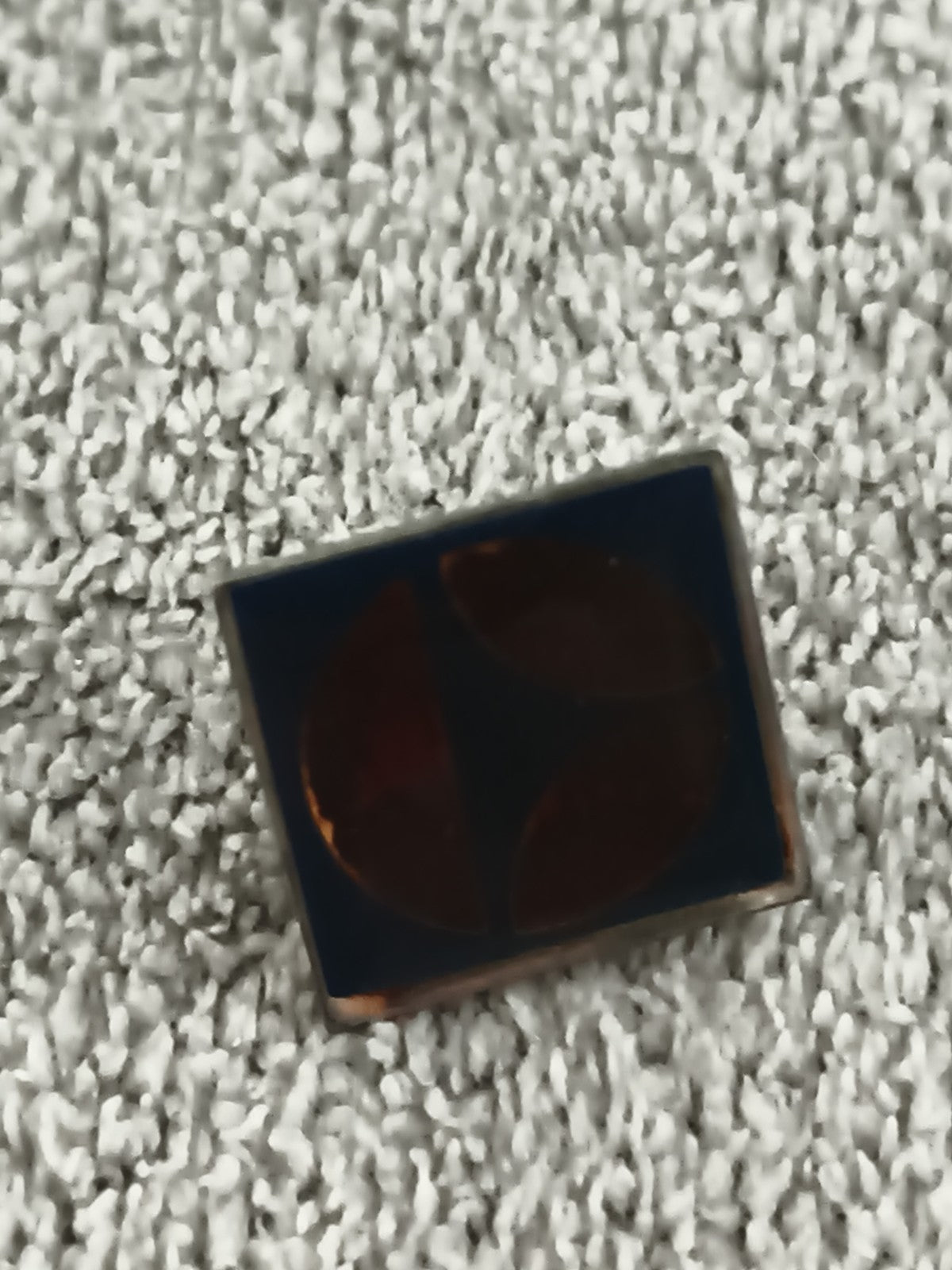 Pin's vintage rectangulaire fond bleu motif abstrait émaillé (Ref 3)
