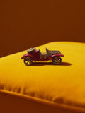 Broche voiture rétro métal doré strass, style vintage, cabriolet ancien