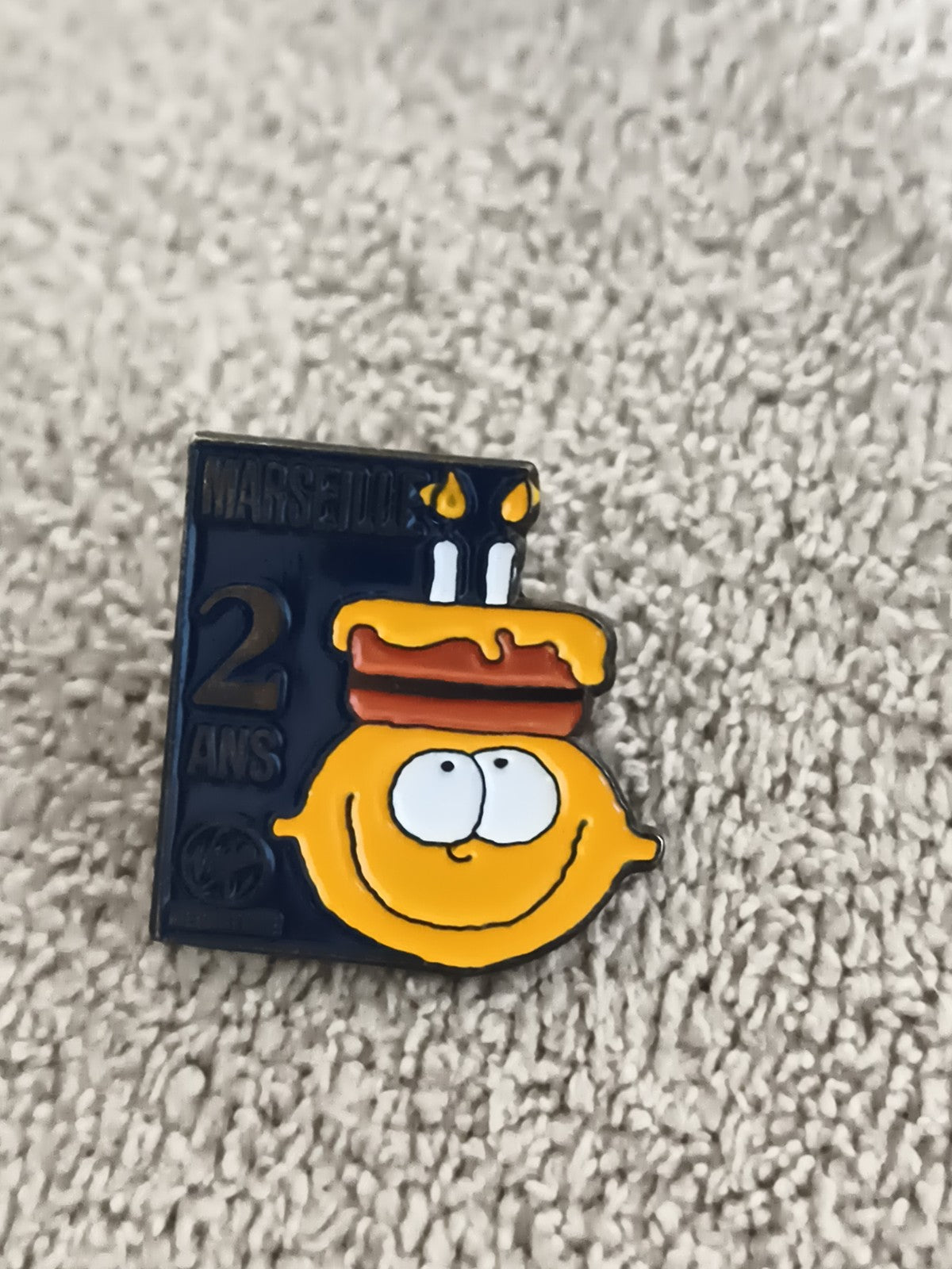 Pin's vintage MARSEILLAN 2 ans gâteau smiley émail, badge ancien (Ref 6)