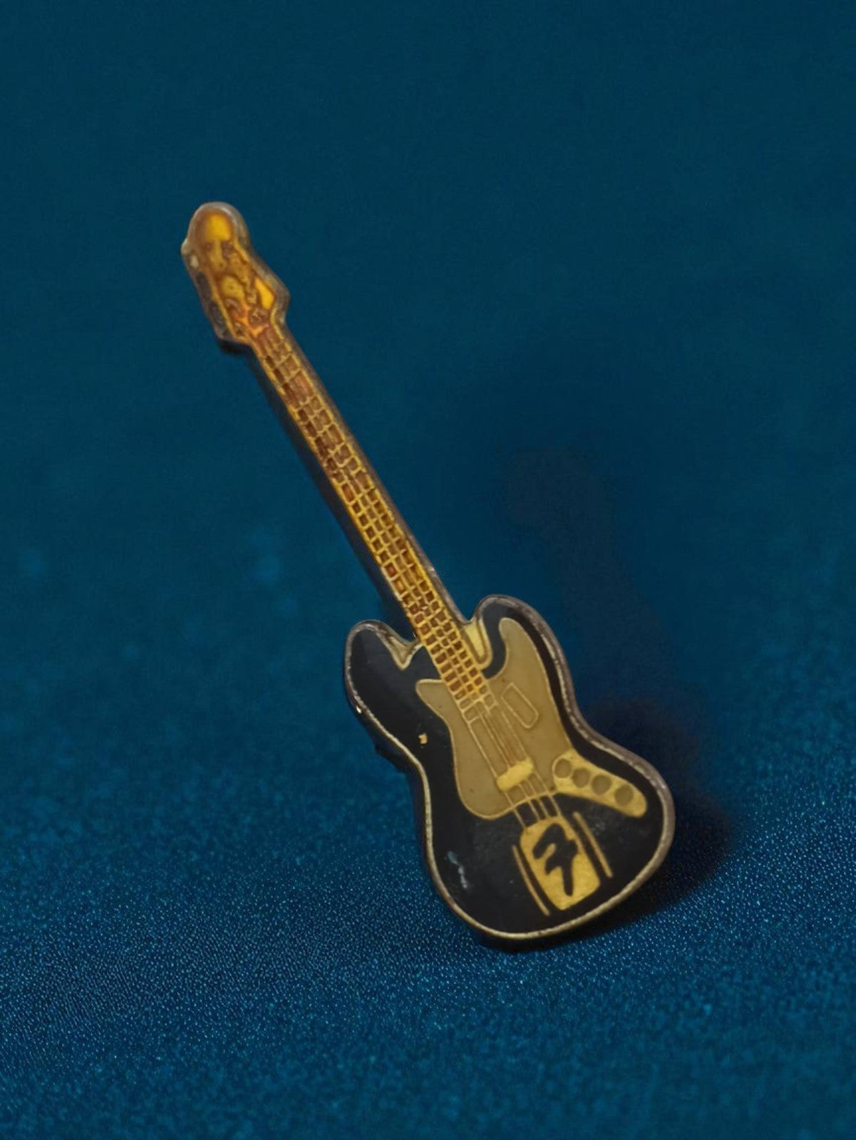 Pin's guitare électrique vintage, badge musique ancien, finition noire dorée