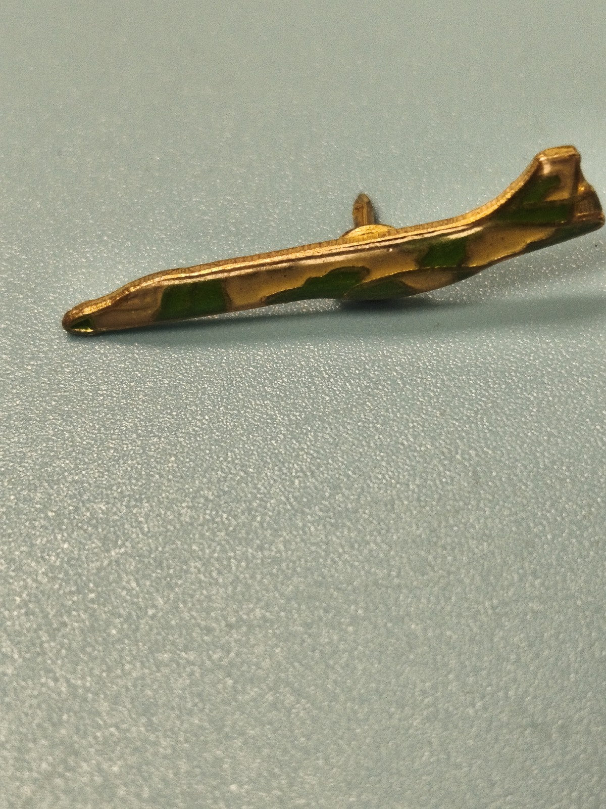 Vintage pin's avion camouflage vert doré ? Badge ancien collection (Ref 17)