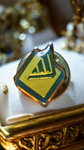 Pin's vintage émaillé motif géométrique jaune bleu, badge ancien à identifier
