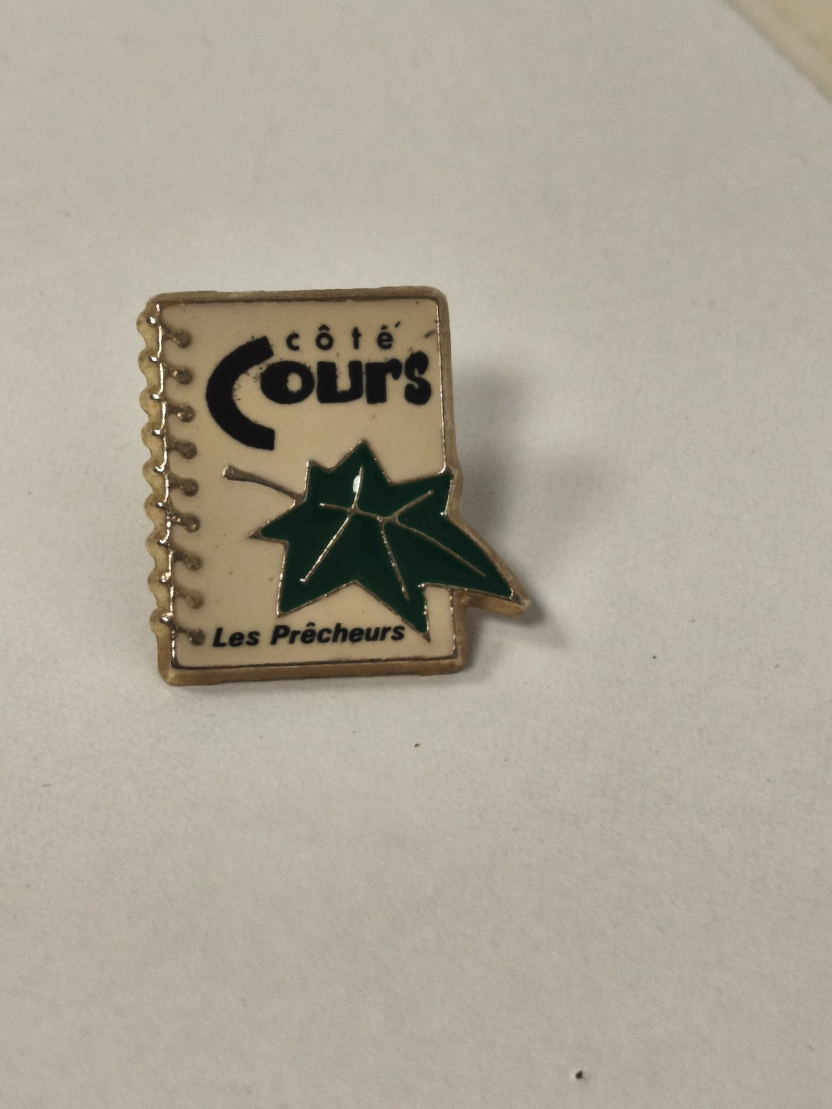 Pin's ancien vintage côté cours, badge rétro collection, objet publicitaire rare