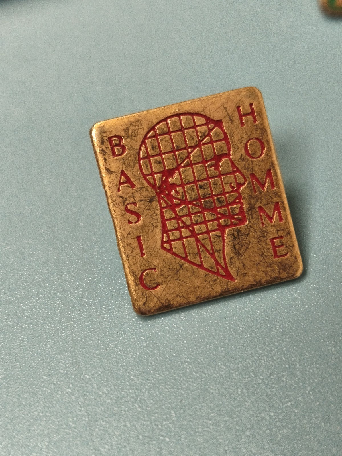 Vintage pin's BASIC HOMME carré doré à motif tête géométrique rétro